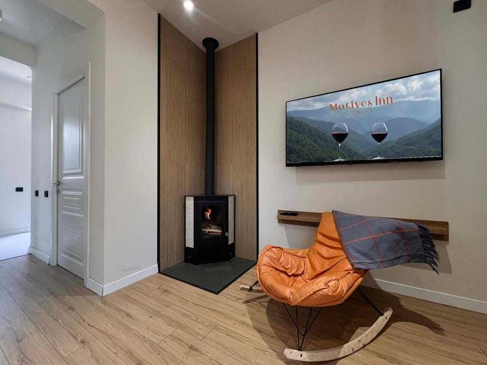 TV and multimedia, Living room, Seating area, fireplace