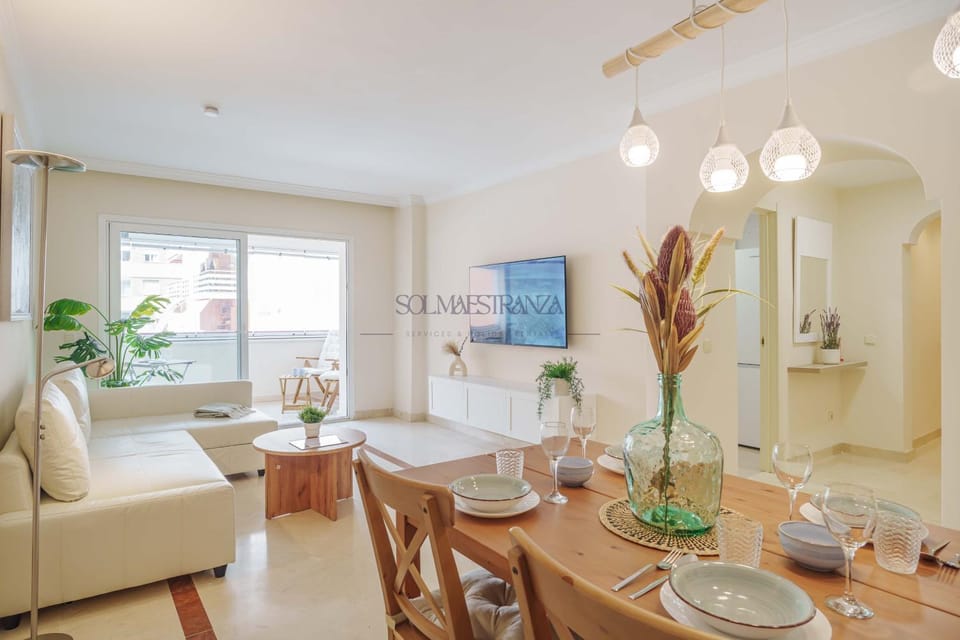 TV and multimedia, Living room, Seating area, Dining area
