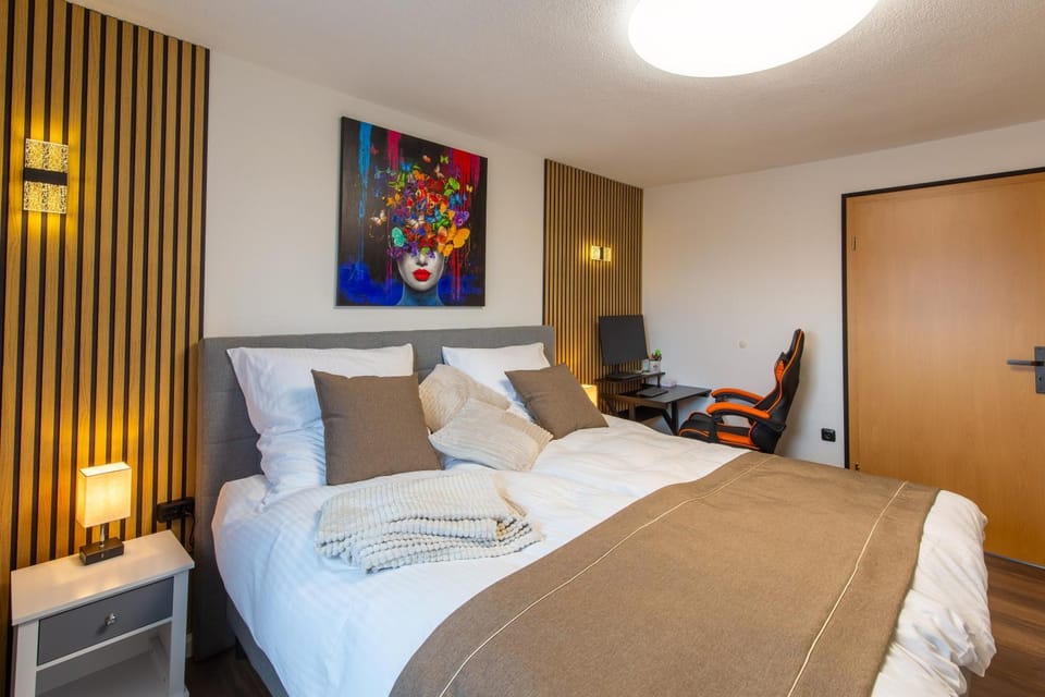 Bed, TV and multimedia, Photo of the whole room, Seating area, Bedroom, hair dresser
