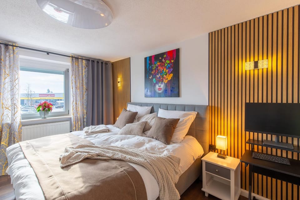 Bed, TV and multimedia, Photo of the whole room, Bedroom, towels