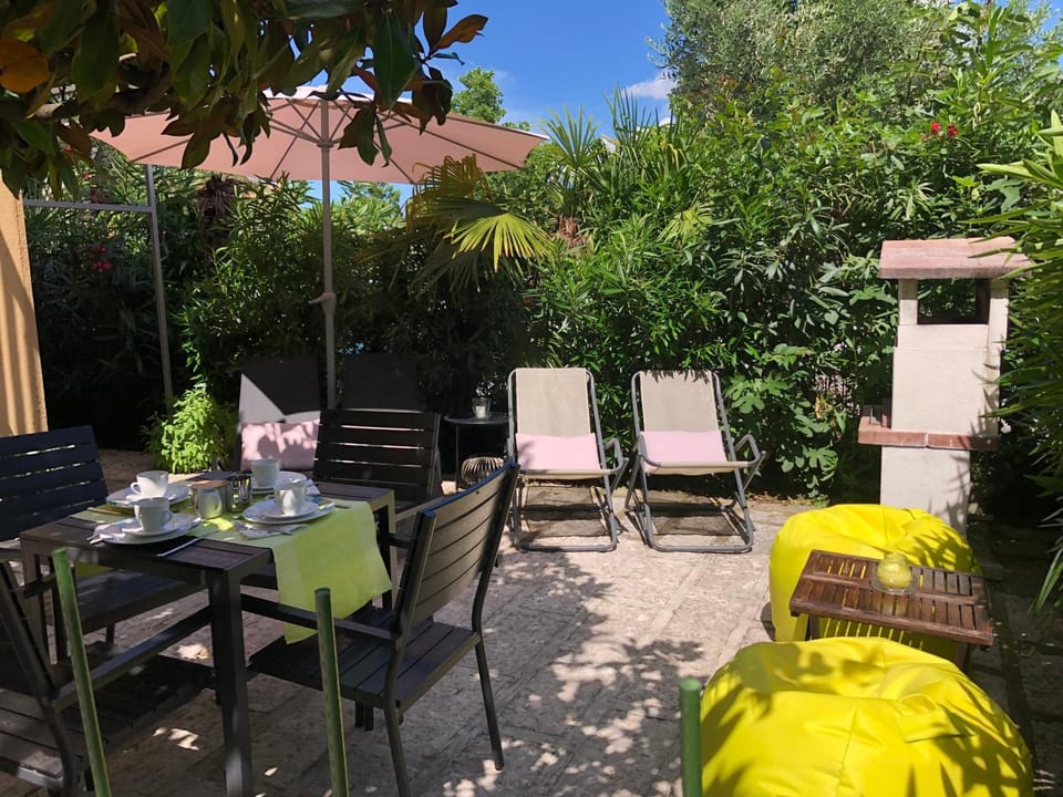 Patio, Garden, Living room, Dining area, Garden view