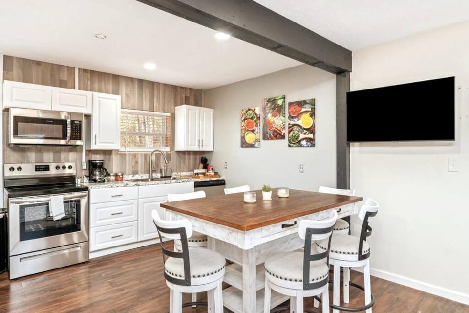 TV and multimedia, Kitchen or kitchenette, Dining area, dishwasher, minibar, pet friendly, toaster