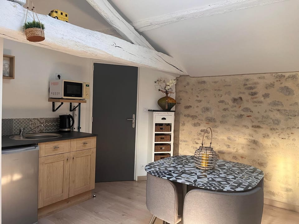 Kitchen or kitchenette, Dining area, minibar