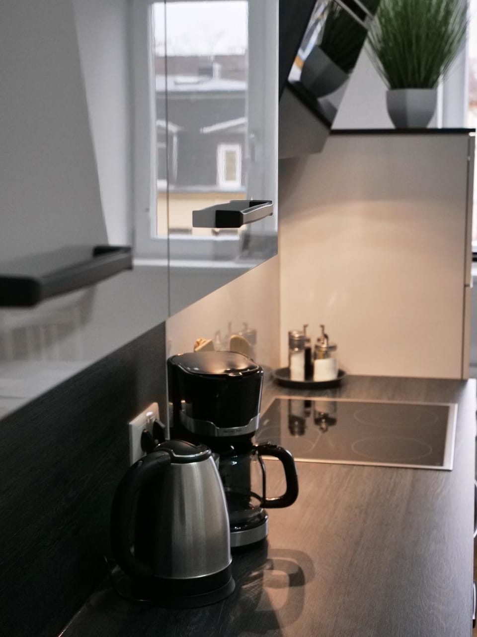 Coffee/tea facilities, Kitchen or kitchenette, stove