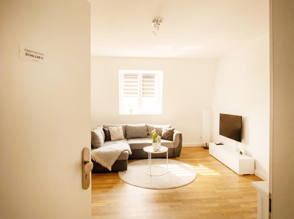 Bed, TV and multimedia, Living room, Seating area