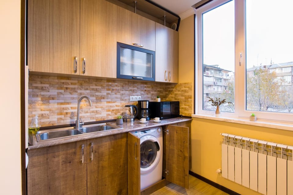 Kitchen or kitchenette, minibar, washing machine