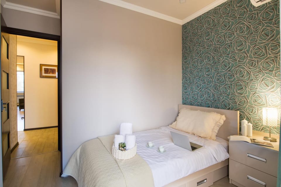 Bed, Bedroom, towels