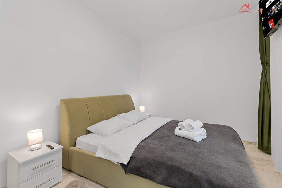 Bed, TV and multimedia, Photo of the whole room, Bedroom, towels