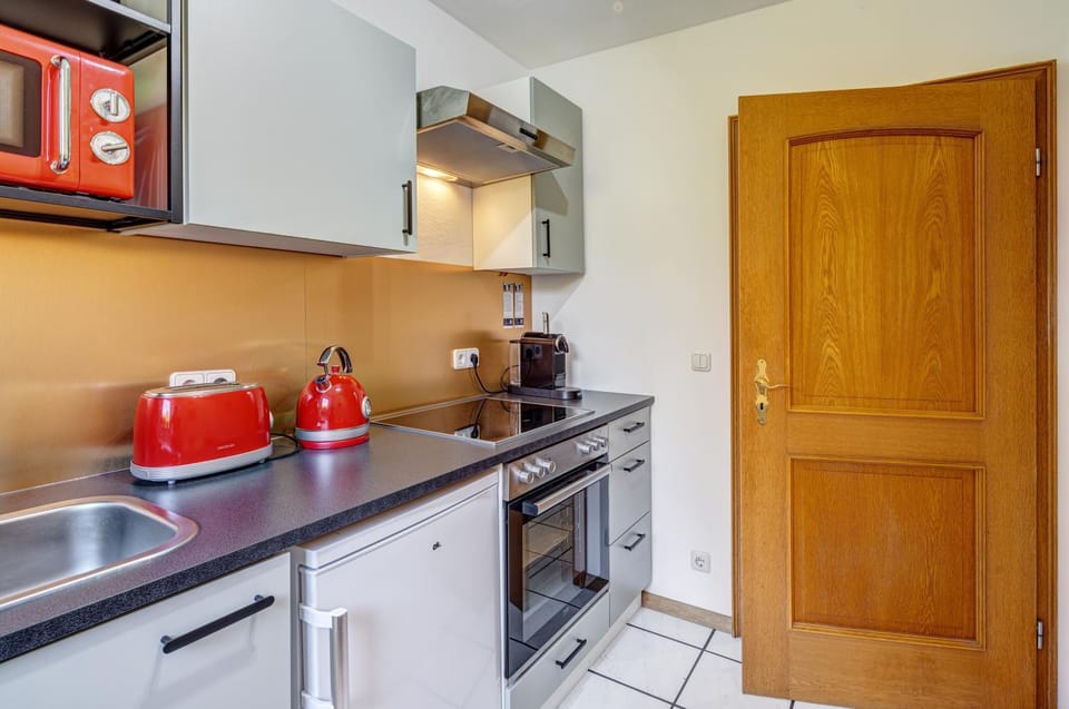 Coffee/tea facilities, Kitchen or kitchenette, dishwasher, stove, toaster