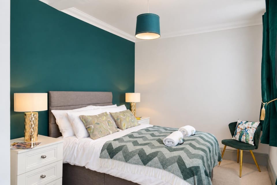 Bed, Bedroom, hair dryier