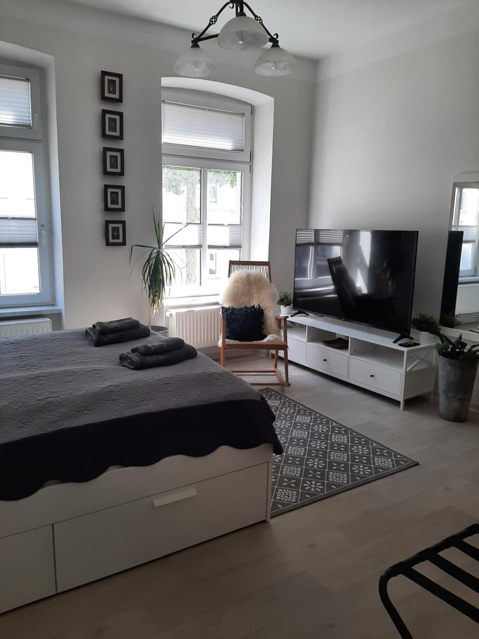 Communal lounge/ TV room, Bed, TV and multimedia, Photo of the whole room, Evening entertainment, Bedroom