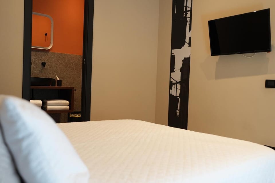 Bed, Bathroom, TV and multimedia, Photo of the whole room, Bedroom