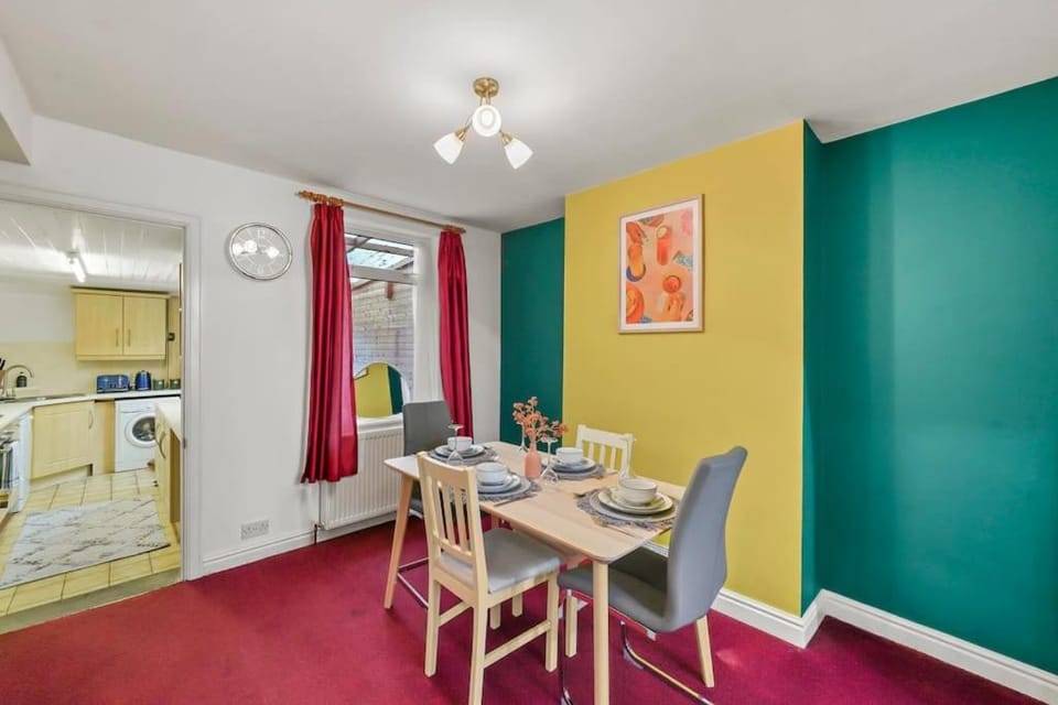 Beautiful 2 bedroom house Free Parking, Aylesbury, Adrenham st House in Aylesbury