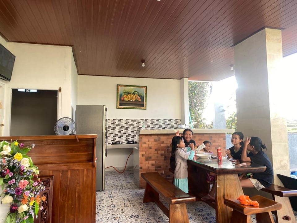Restaurant/places to eat, People, Seating area, group of guests