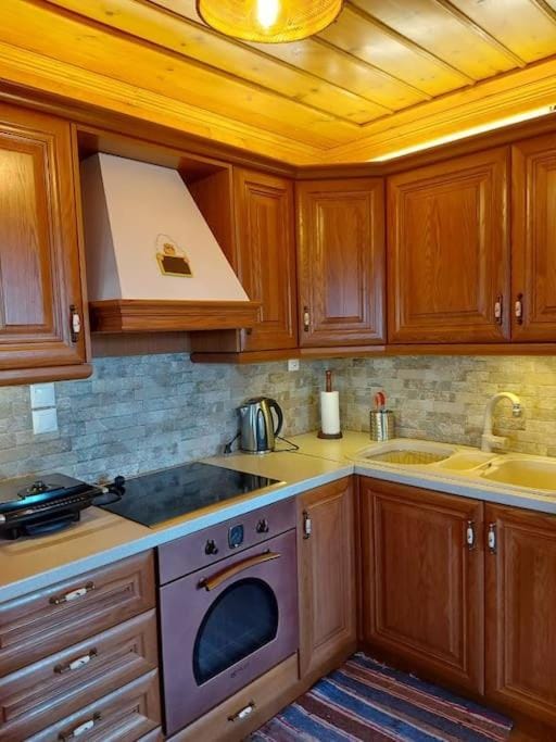 Coffee/tea facilities, Kitchen or kitchenette, stove, toaster