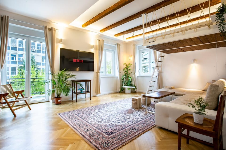 Communal lounge/ TV room, TV and multimedia, Living room, Seating area, Evening entertainment, Bedroom