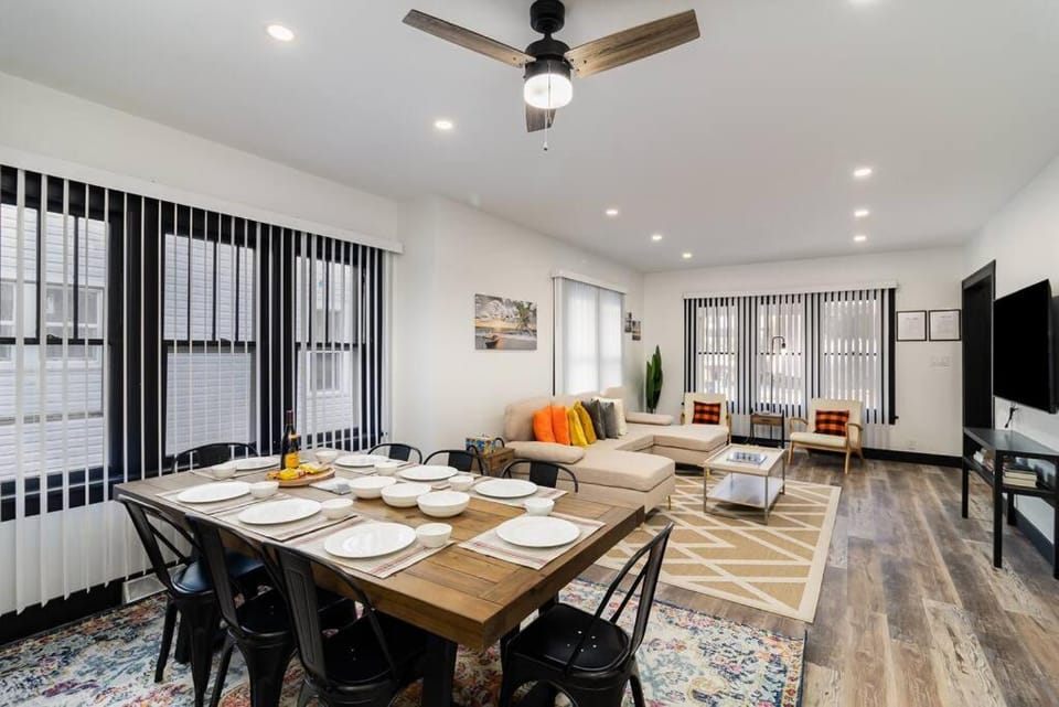 Sand & Sun Retreat,2 Living Rooms, Kids Play Area House in Michigan City