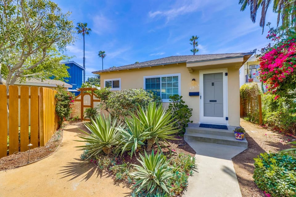 OB Smiths Cottage By The Beach House in Ocean Beach