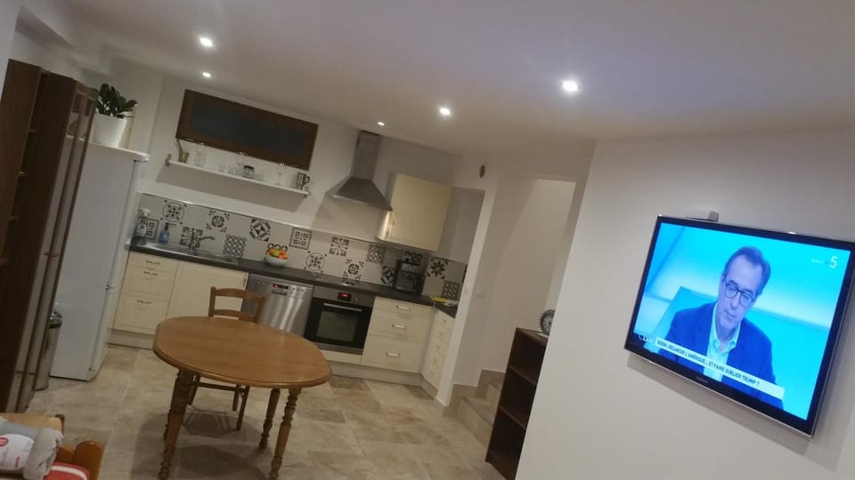 Communal lounge/ TV room, TV and multimedia, Kitchen or kitchenette, Living room, Seating area, Dining area, pet friendly, stove