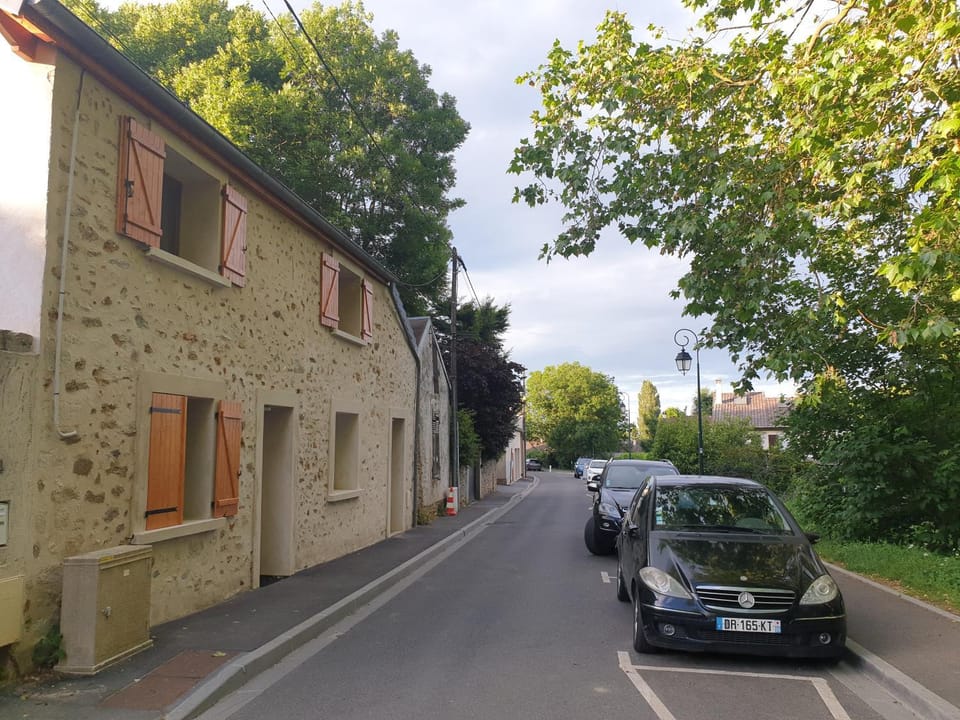Property building, Neighbourhood, Street view, Location, Parking