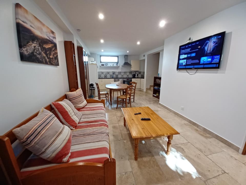 TV and multimedia, Living room, Seating area, Dining area