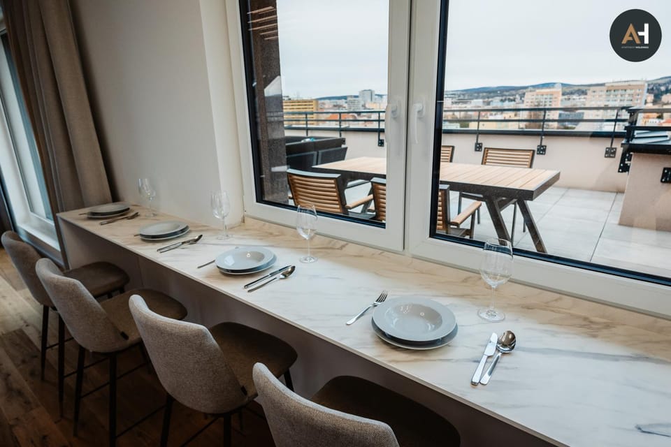Seating area, Dining area