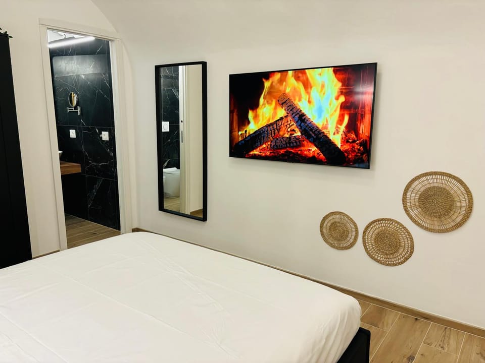 Bed, TV and multimedia, Photo of the whole room, Bedroom