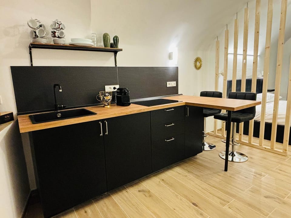 Coffee/tea facilities, Kitchen or kitchenette, Dining area, stove