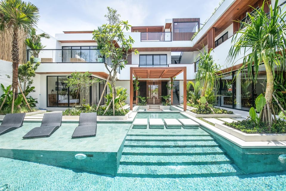 Brand new Luxury 5 br villa 200m to Brawah Beach Villa in North Kuta