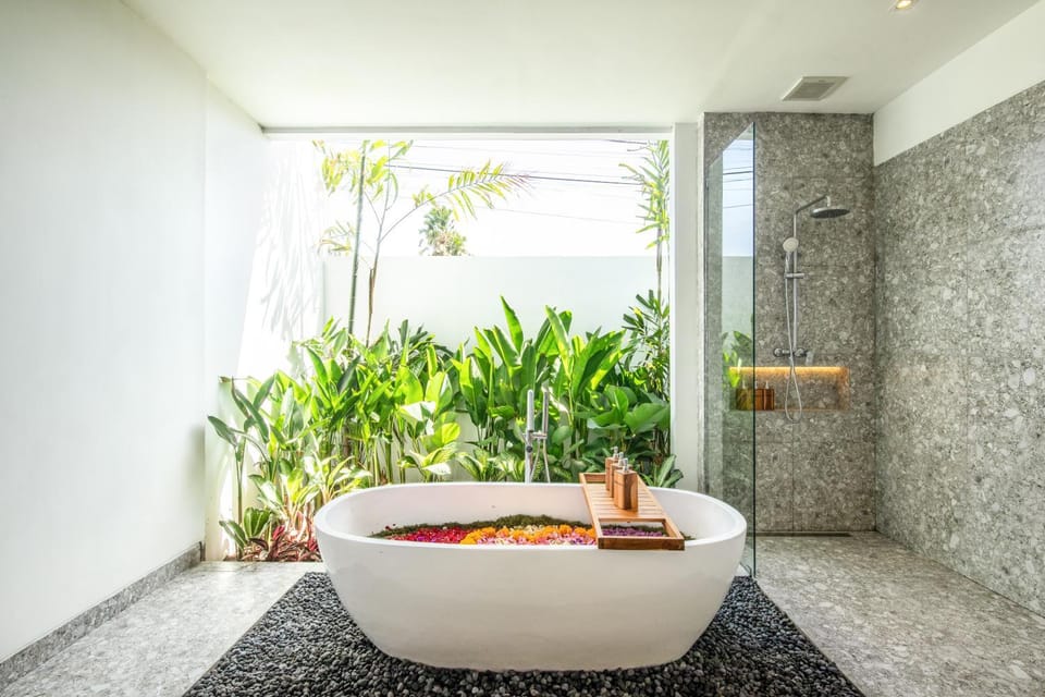 Luxe 5BR Villa, 200m to Brawah Beach Retreat Villa in North Kuta