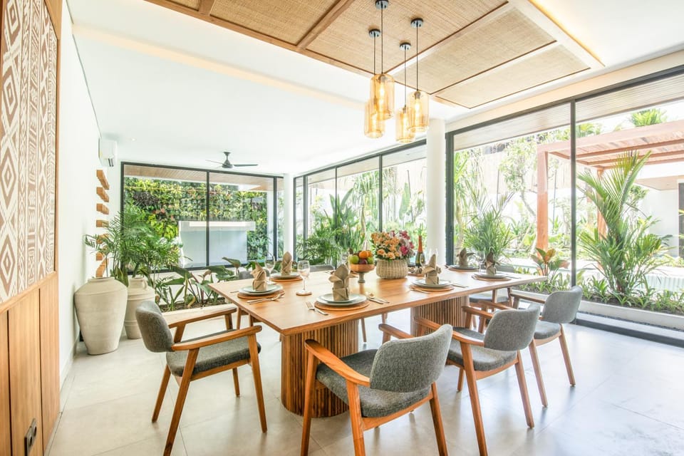 Luxe 5BR Villa, 200m to Brawah Beach Retreat Villa in North Kuta