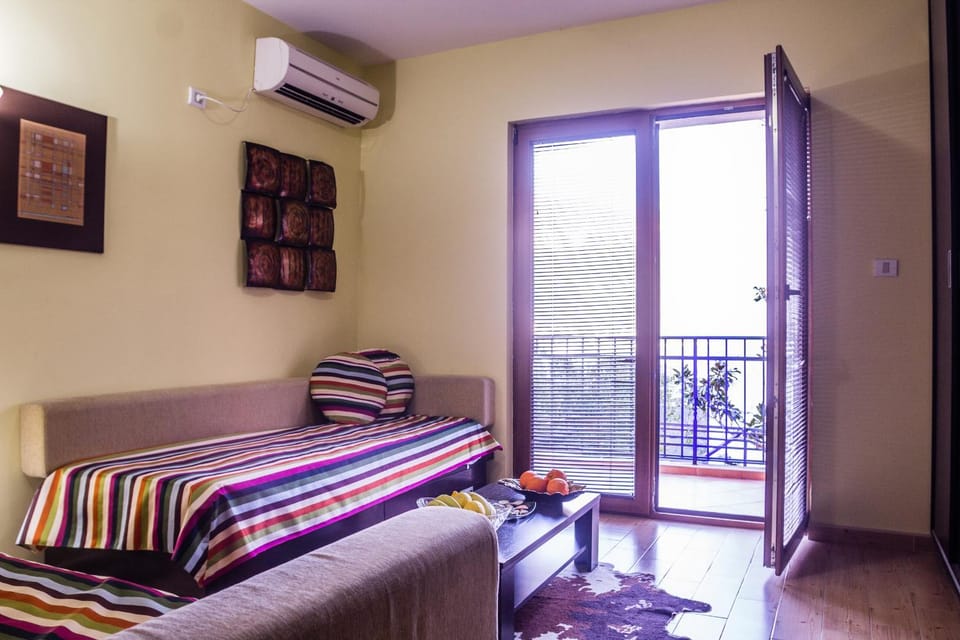 Bed, TV and multimedia, Balcony/Terrace, Living room, Photo of the whole room