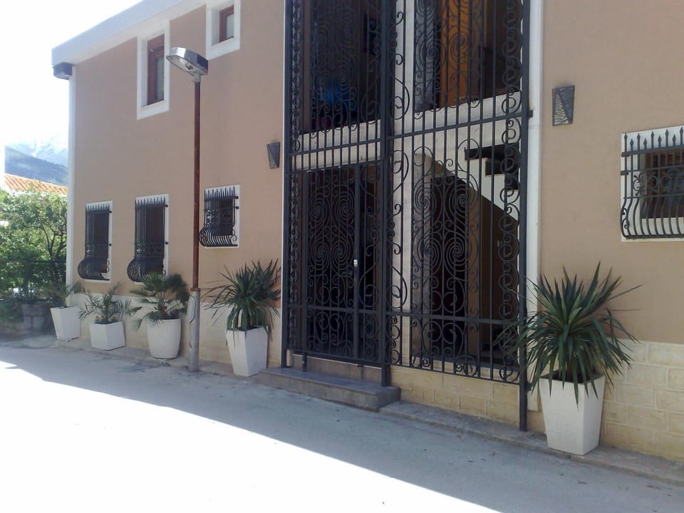 Property building, Facade/entrance