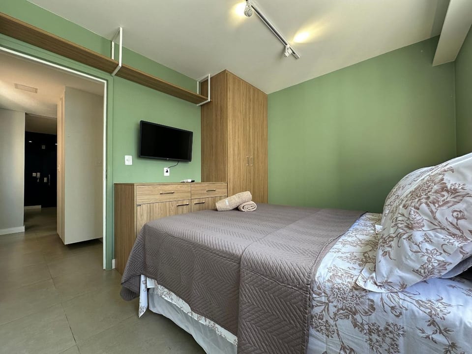 Bed, TV and multimedia, Bedroom