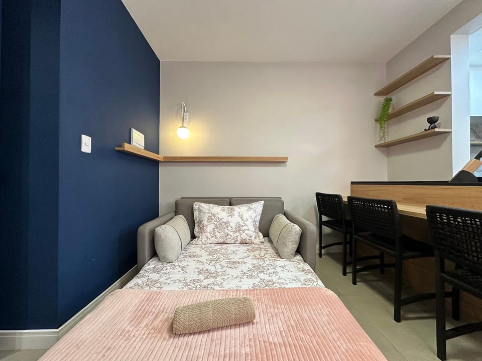 Bed, Living room, Seating area, hair dresser