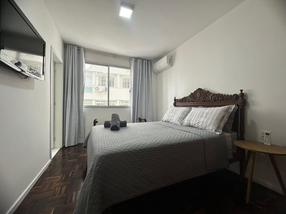 Bed, TV and multimedia, Bedroom