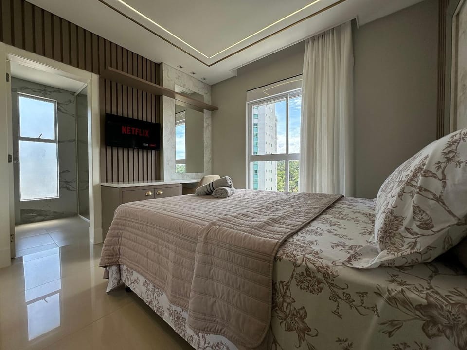 Bed, TV and multimedia, Photo of the whole room, Bedroom, towels