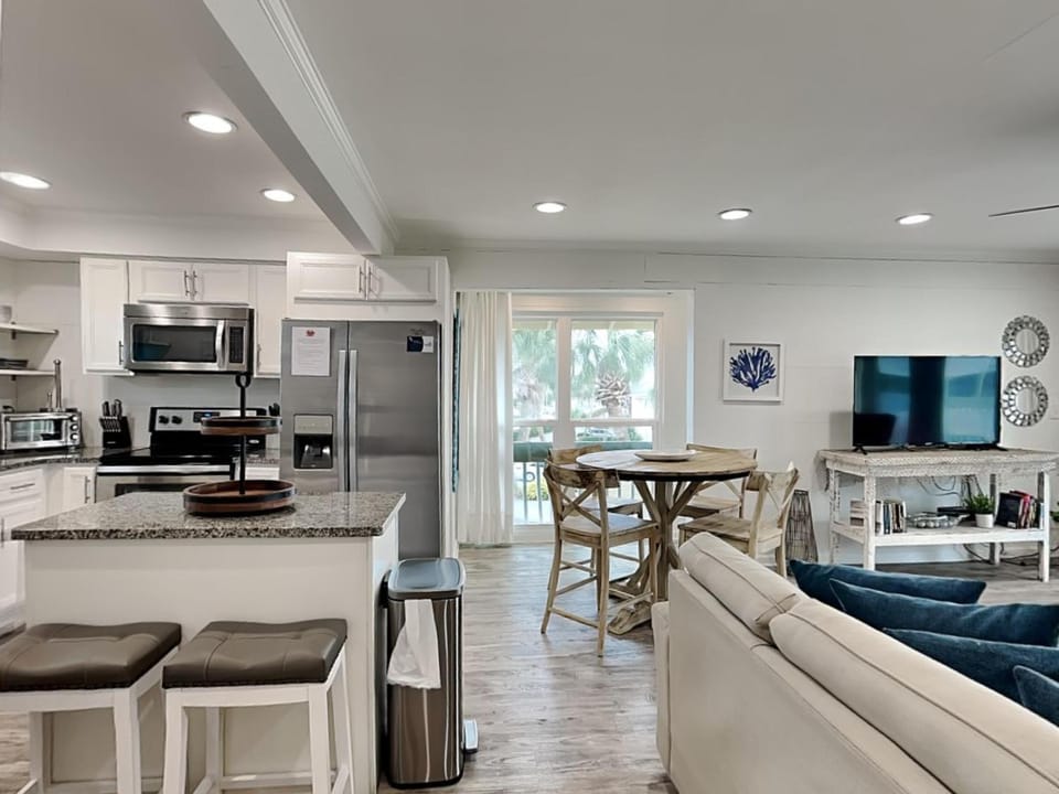 TV and multimedia, Kitchen or kitchenette, Living room, Seating area, Dining area, furniture, microwave, stove, toaster