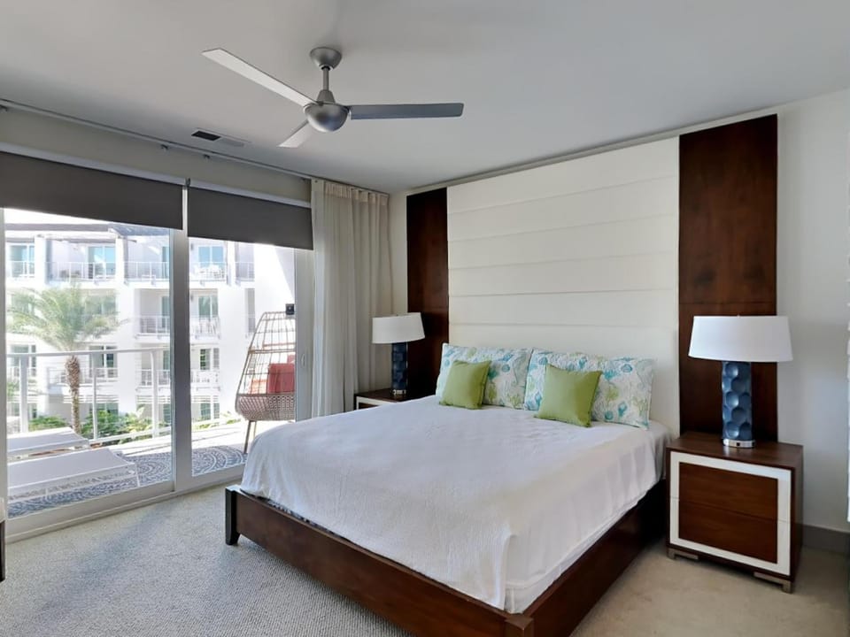 Bed, TV and multimedia, Balcony/Terrace, Seating area, Bedroom, furniture