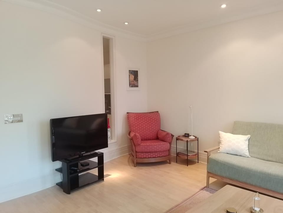 Beautiful apartment in Kew, Richmond London with Free Underground Parking Balcony Apartment in Richmond