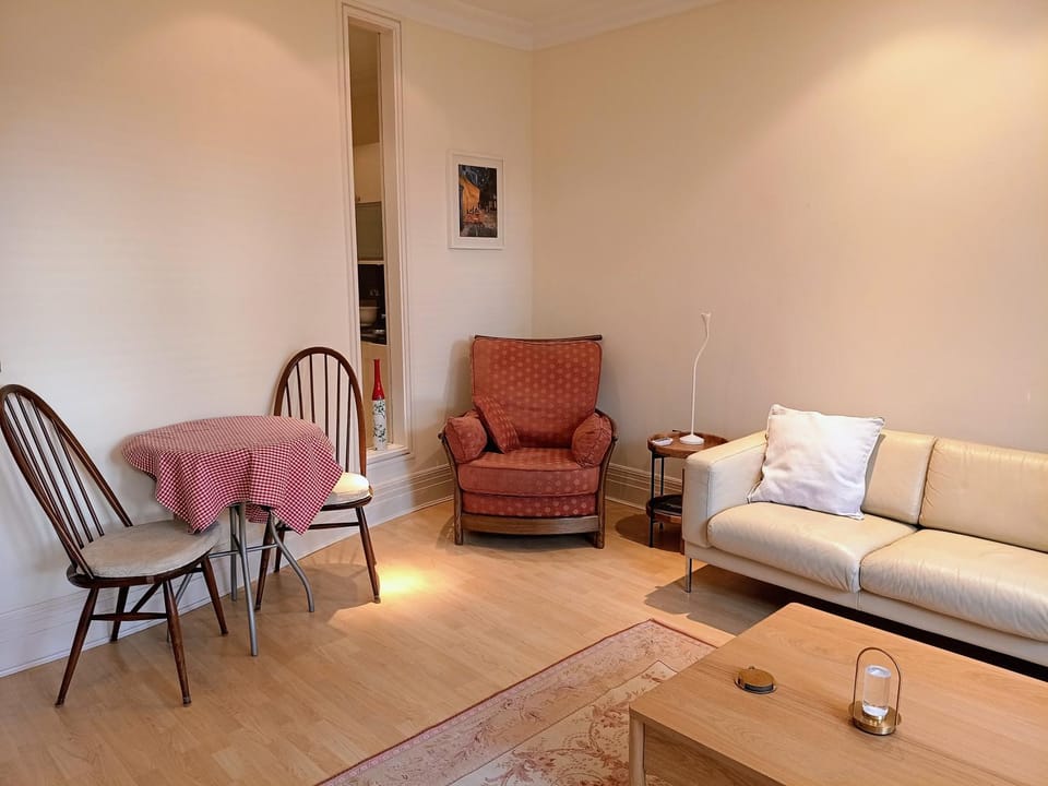 Beautiful apartment in Kew, Richmond London with Free Underground Parking Balcony Apartment in Richmond