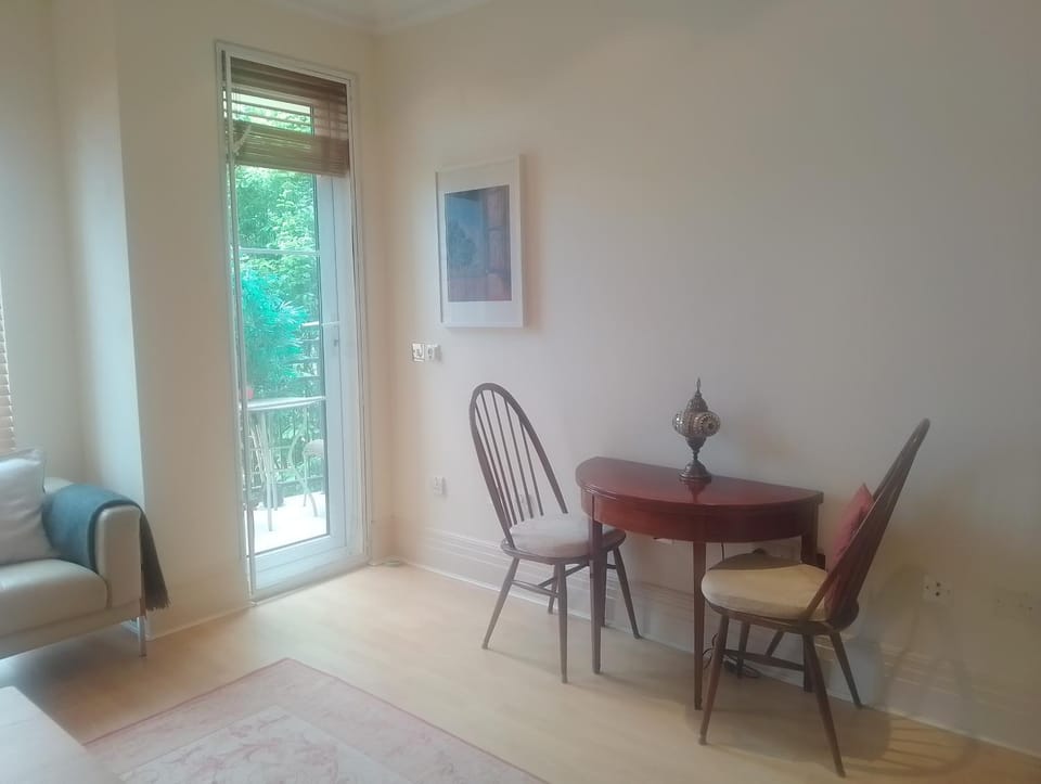 Beautiful apartment in Kew, Richmond London with Free Underground Parking Balcony Apartment in Richmond
