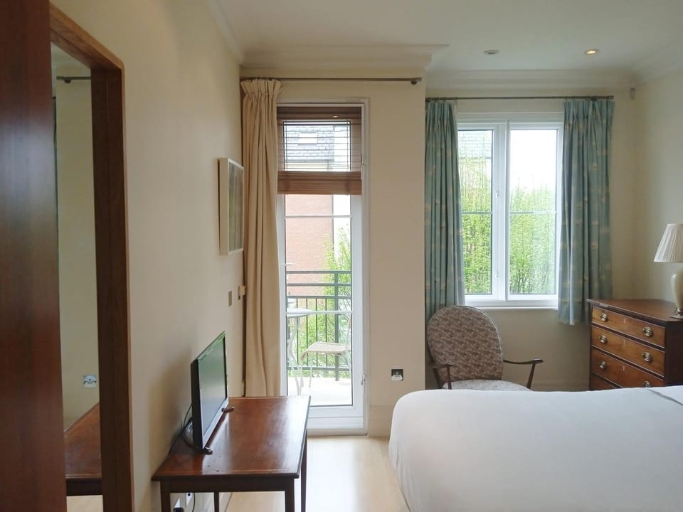 Beautiful apartment in Kew, Richmond London with Free Underground Parking Balcony Apartment in Richmond