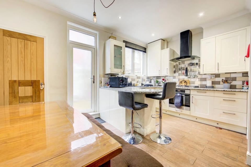 GuestReady - Tranquility near Shepherd's Bush House in London