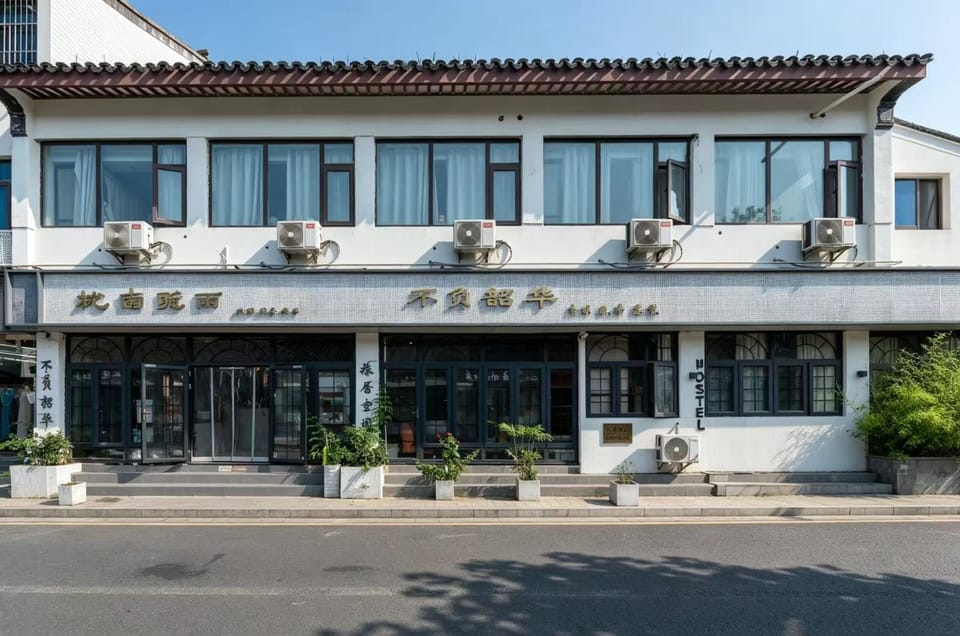 Property building, Facade/entrance, Day