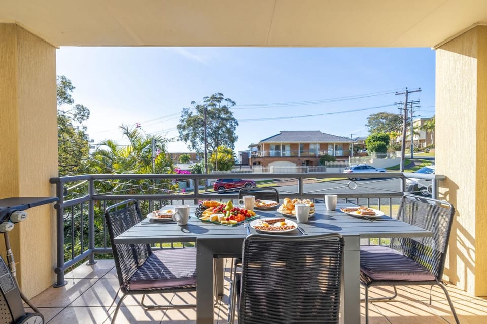 Pet friendly La Costa, 2-1a Messines St - air con and Wi-Fi House in Shoal Bay