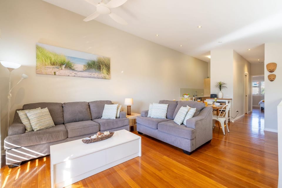 Pet friendly La Costa, 2-1a Messines St - air con and Wi-Fi House in Shoal Bay