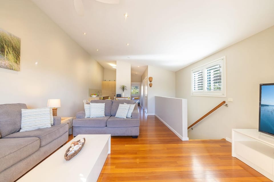 Pet friendly La Costa, 2-1a Messines St - air con and Wi-Fi House in Shoal Bay