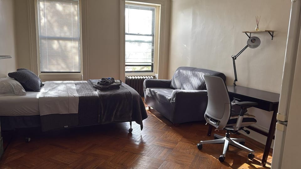 Bed, Photo of the whole room, Seating area, Bedroom