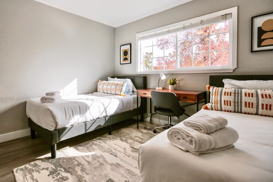 Bed, Photo of the whole room, Bedroom, towels